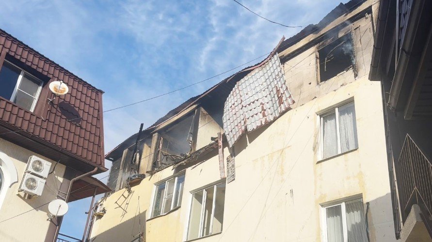 Сто человек эвакуировали из пятиэтажки из-за пожара на мансарде в Сочи